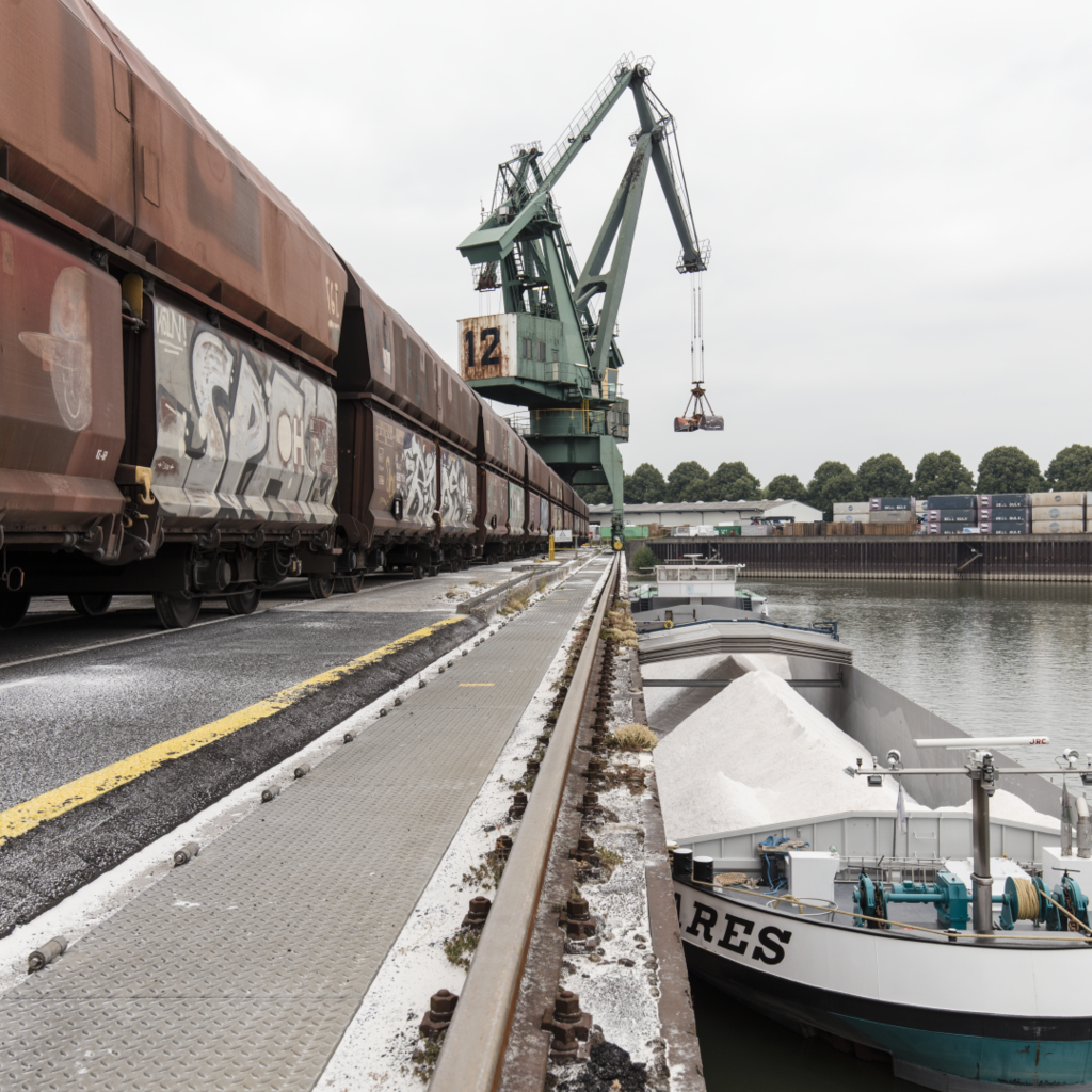 Foto eines Hafens beim Verladen von Salz aus einem Eisenbahnwagen in ein Frachtschiff