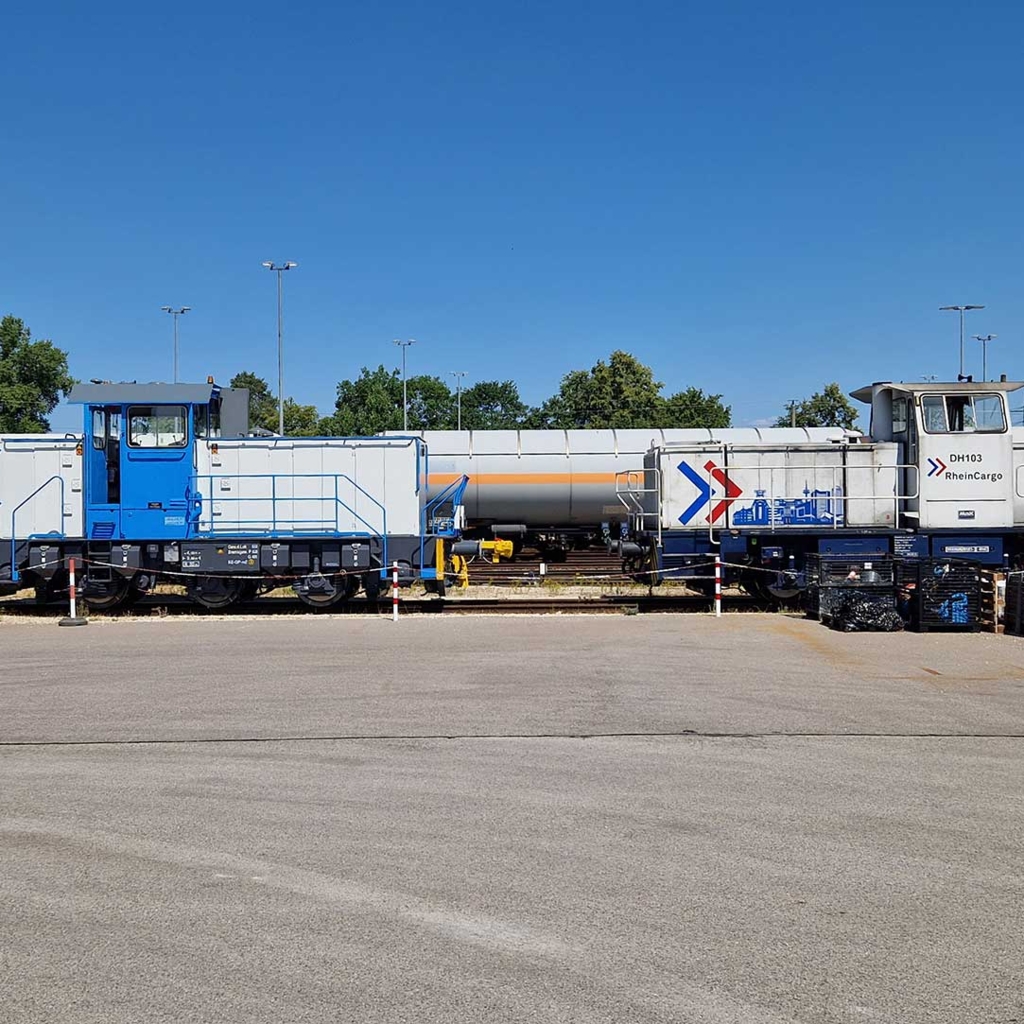 Foto zweier Loks der RheinCargo