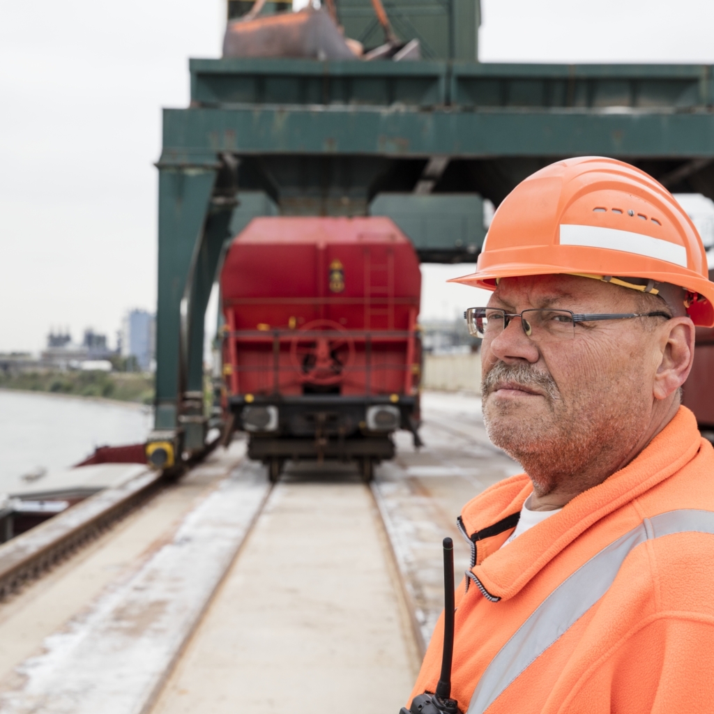 Foto eines Mitarbeiters der RheinCargo im Hafen