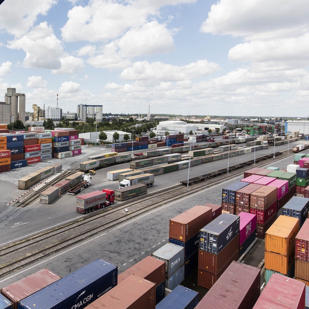 Foto eines Containerhafens aus der Vogelperspektive