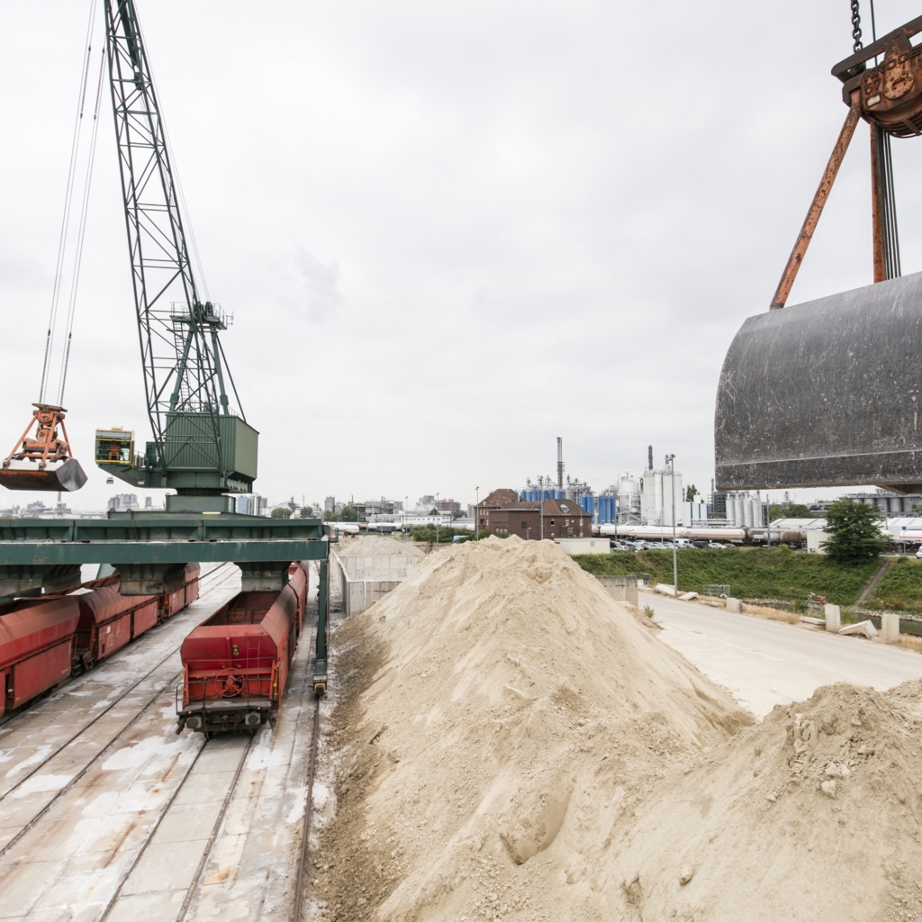 Foto mehrerer Kräne und Züge eines Hafens