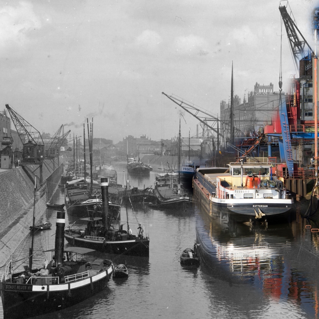Bearbeitetes Foto, in dem zwei Fotos eines Hafens aus verschiedenen Epochen übereinanderlegt werden, eins schwarzweiß, eins in Farbe