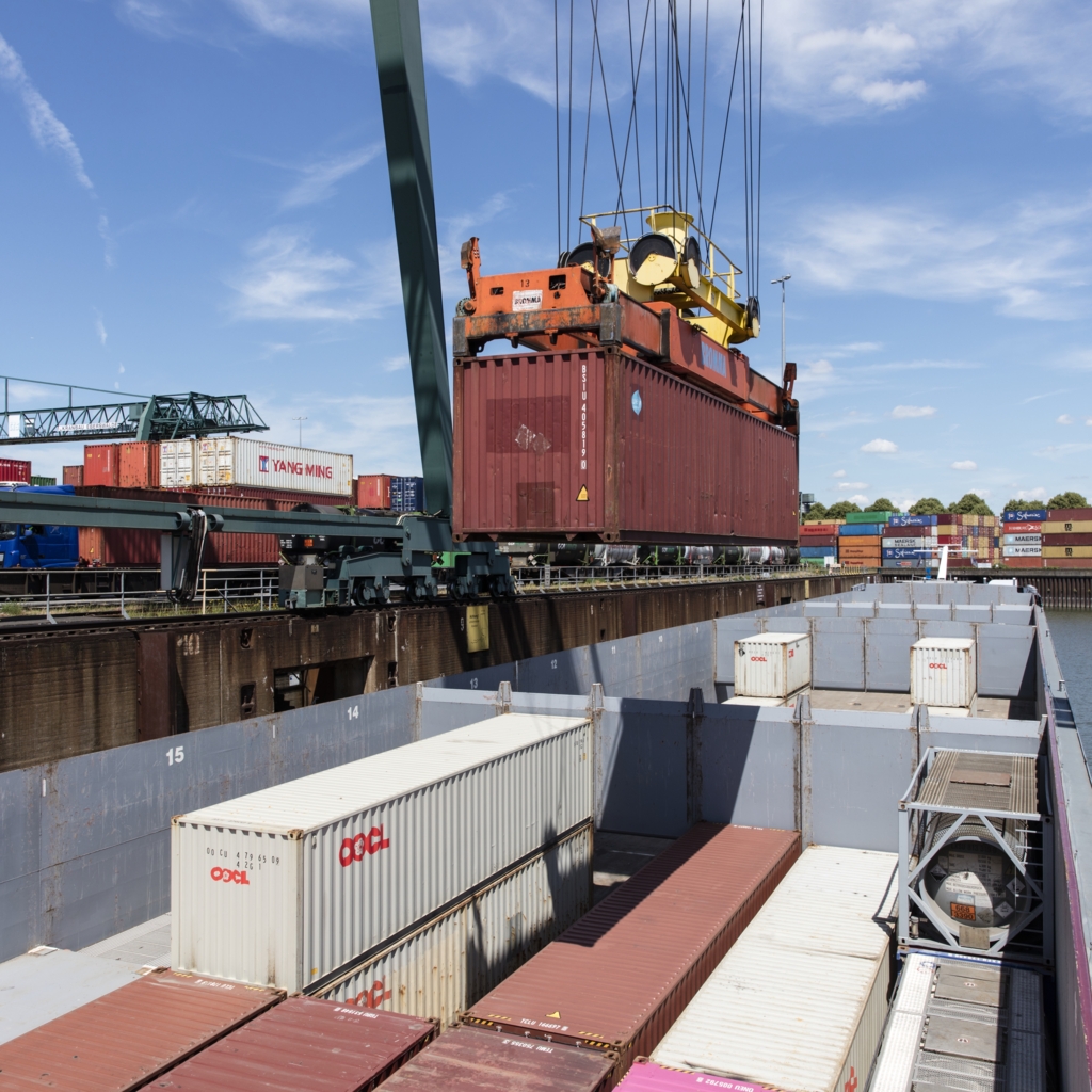 Foto einer Containerverladung im Hafen
