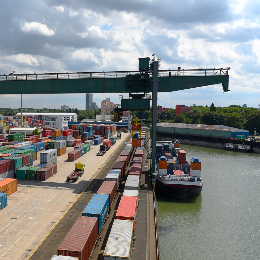 Foto eines Containerkrans im Hafen