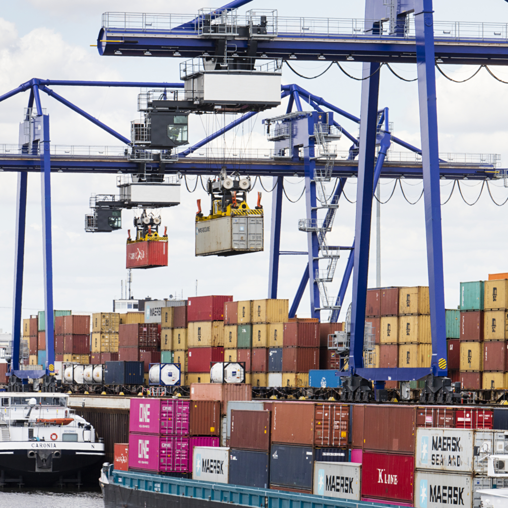 Foto eines Containerschiffs im Hafen