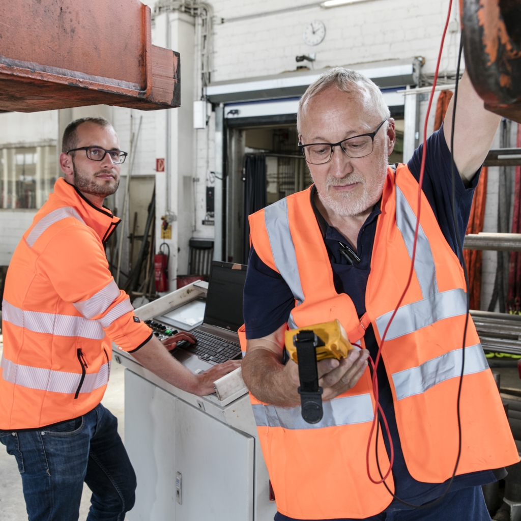 Foto zweier Mitarbeiter der RheinCargo Betriebstechnik bei der Arbeit