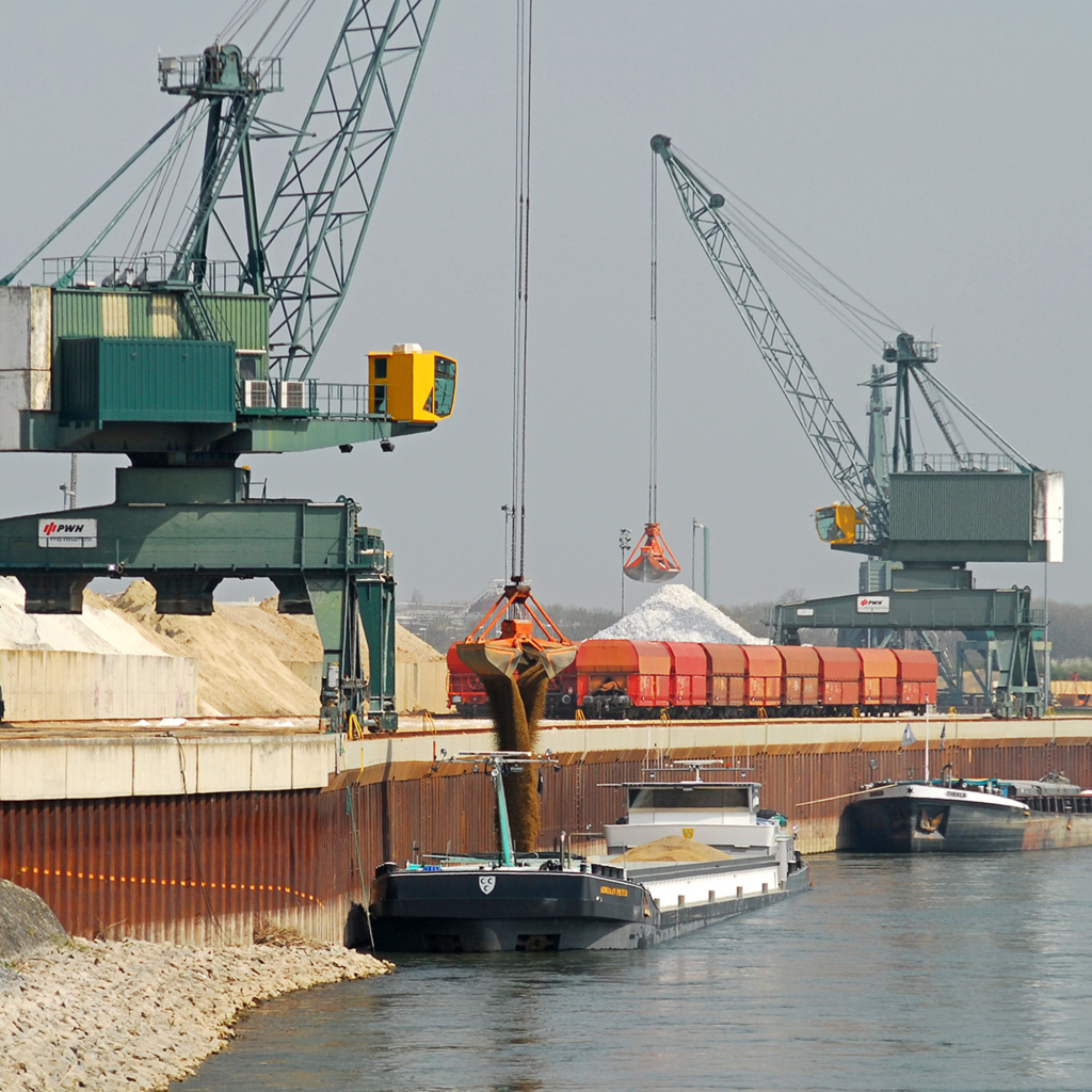 Foto der Verladung von Polyvinylchlorid (PVC) in ein Frachtschiff mit einem Kran
