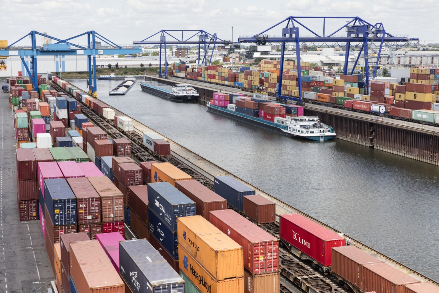 Foto des Containerhafens in Köln aus der Vogelperspektive