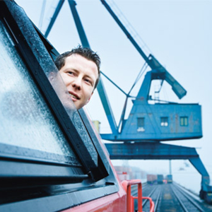 Ein Triebfahrzeugführer schaut aus dem Fenster einer Lok